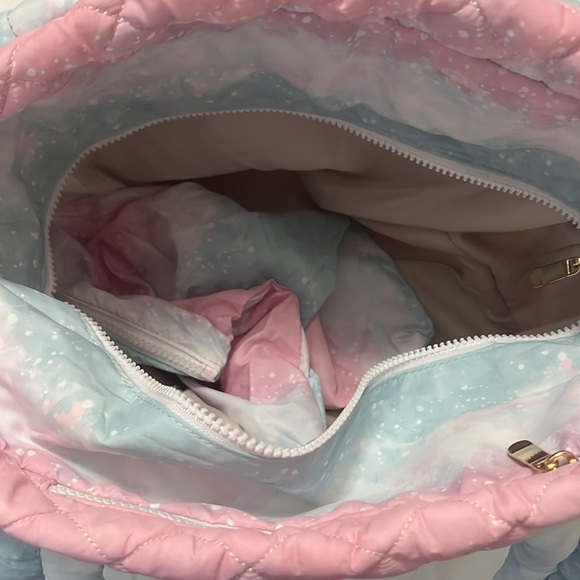 New without tags Jill and Ally Pink Tie Dye Quilted Nylon Printed Tote - Picture 5 of 7